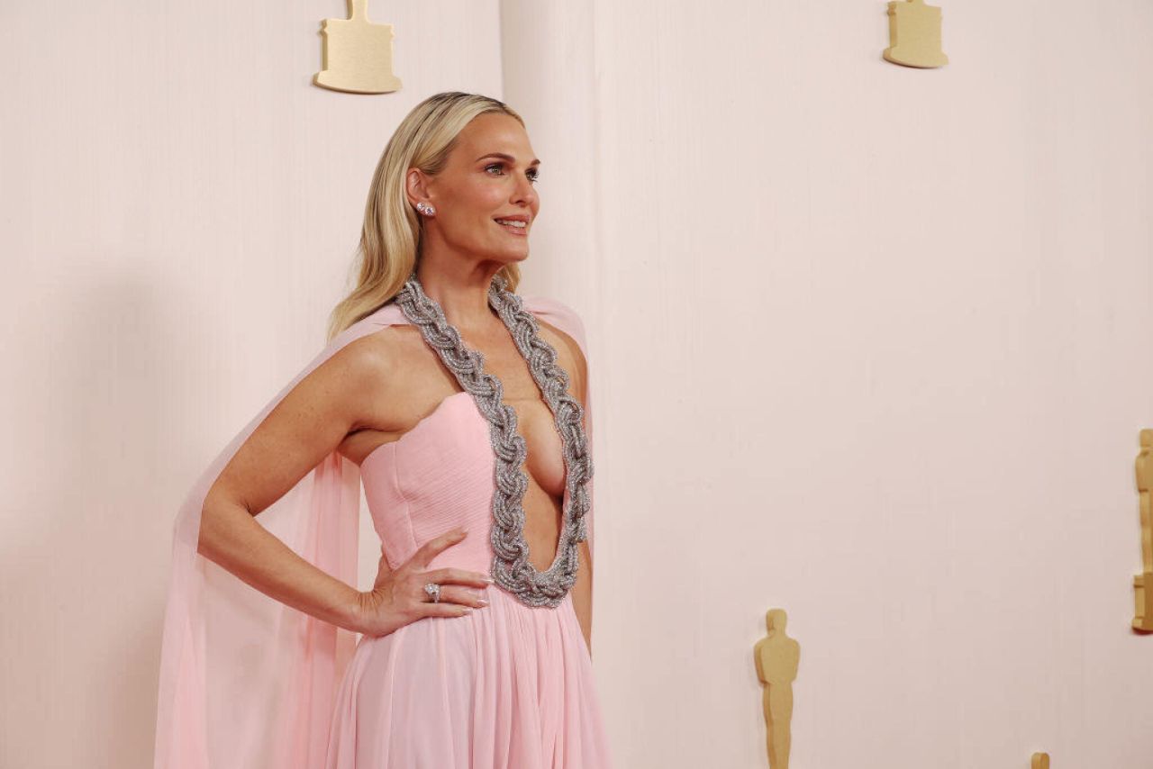 MOLLY SIMS AT OSCARS 2024 RED CARPET04